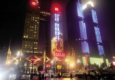 昨晚8點，南濱路上LED大屏“宏哥我要嫁你”。